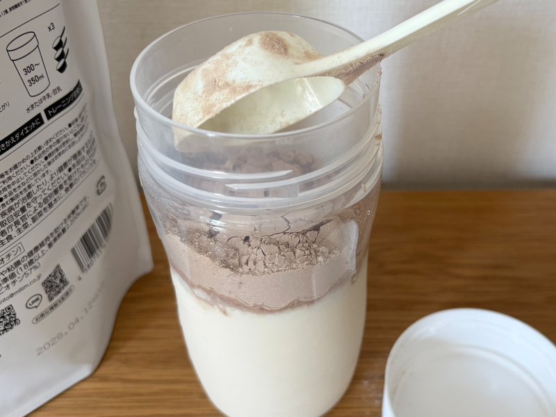 完全食TOKYOを牛乳に入れて作っている様子