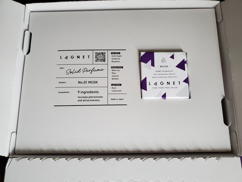 ラグネット香水の開封直後。白い段ボール内に収まった紫色の商品パッケージ