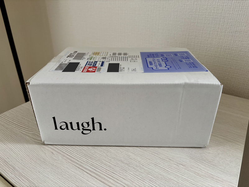 ラフドット(laugh.)のロゴが入ったシンプルな白い梱包箱の外観