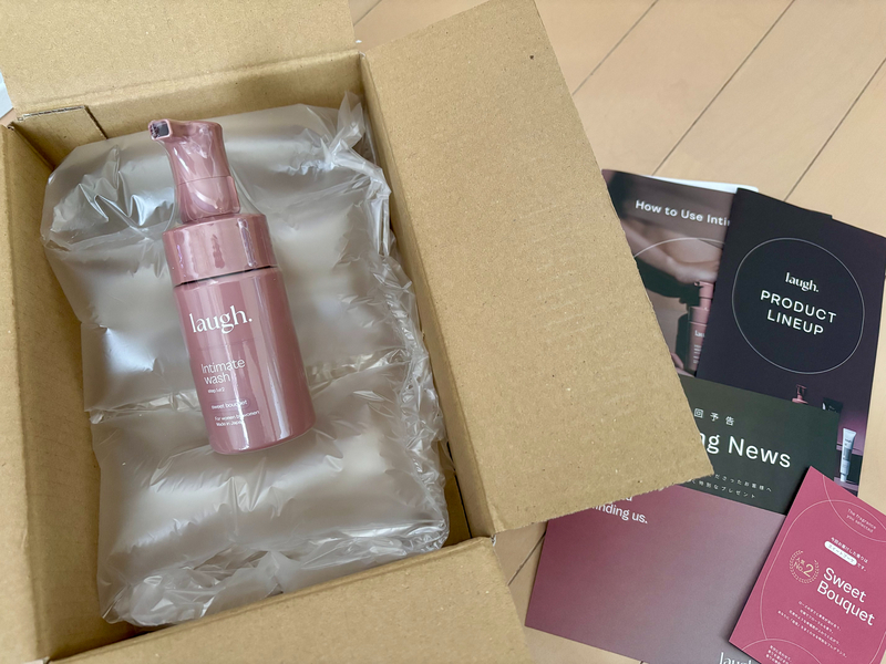 ダンボールを開けた様子。エアー緩衝材に丁寧に包まれたラフドット本体と同封物