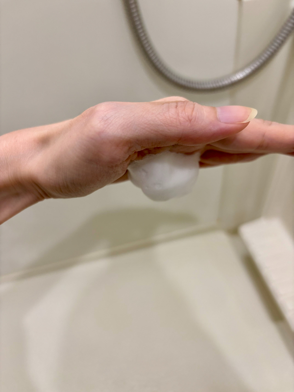 ラフドットの泡を乗せた手を逆さにしても、泡が垂れずにピタッと吸い付いている様子