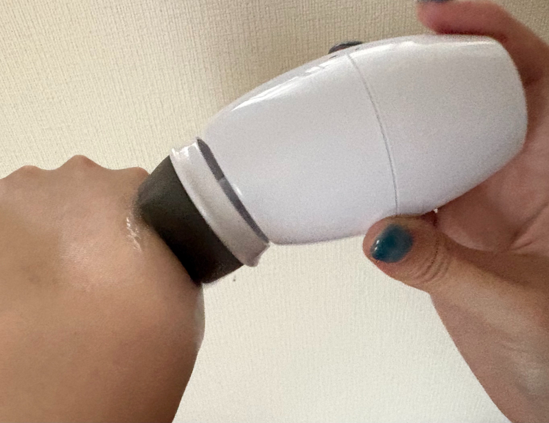 プロアクティブの電動洗顔ブラシ(ポアクレンジングブラシ)を実際に使っている様子