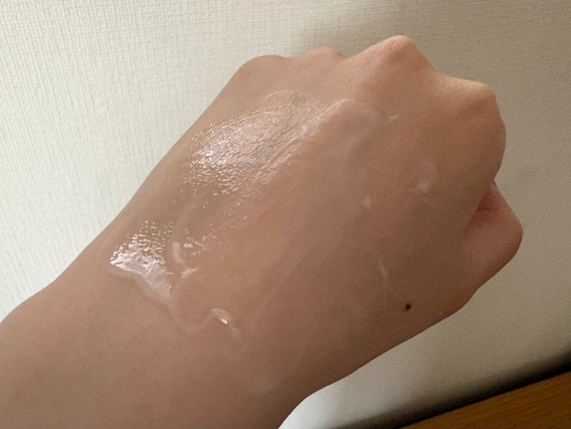 プロアクティブの洗顔料(スクラブ入りジェル)を手の甲に伸ばした様子