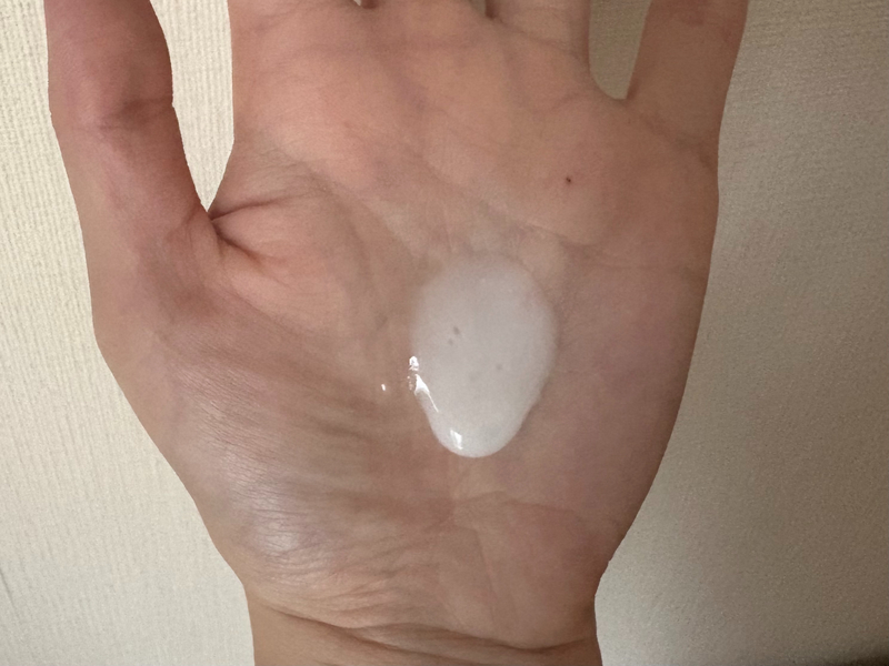 プロアクティブの美容液を手のひらになじませた様子