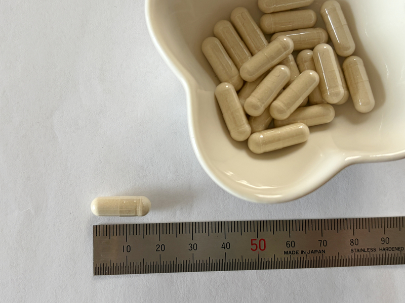 定規でLAMINAS CYP（ラミナスCYP）のカプセルサイズを計測し、長さ約1.8cmであることを示す写真