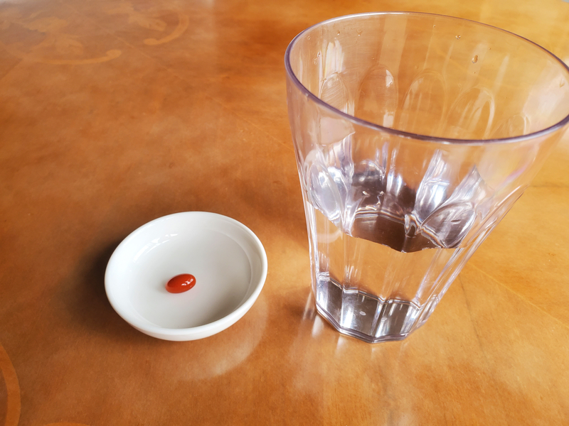めぐみのルテイン30を毎日の朝食後に水で飲む継続的なルーティーンのイメージ