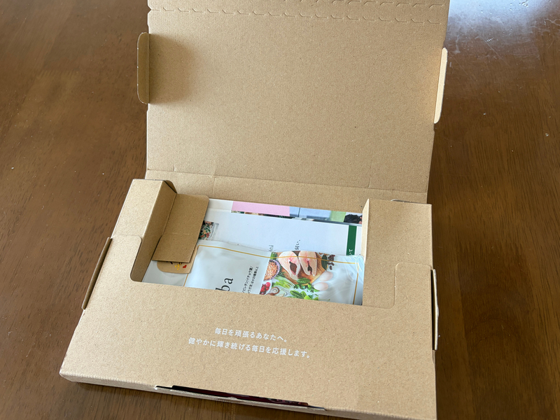 ゆうパケットで自宅のポストに届いたリメンバの薄型ダンボール箱を開封した様子