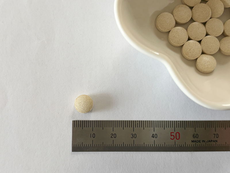 定規でサプリメントのサイズを測り、直径約8mmの小粒であることを示している様子