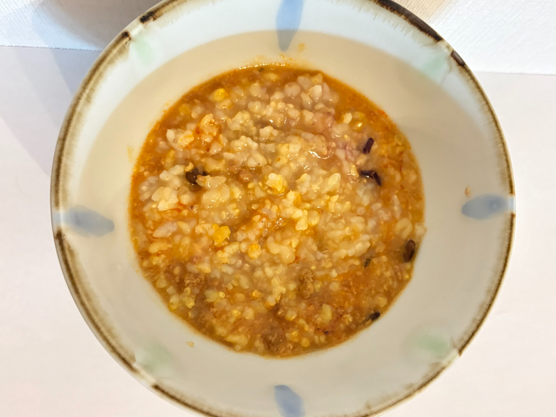 器に盛り付けたリセットボックスの玄米と十五穀の甘酒カレーリゾット