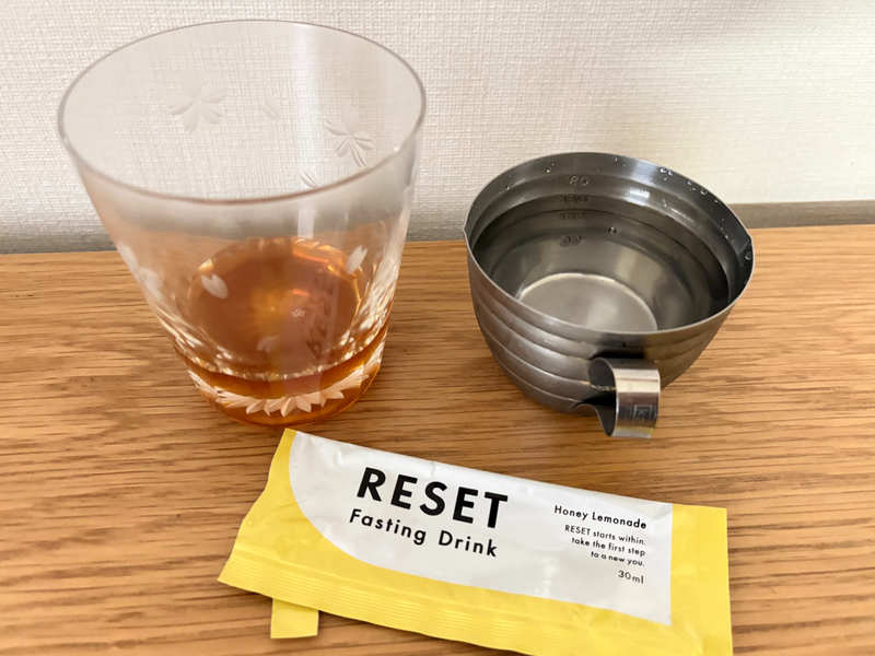 リセットボックスの酵素ドリンク(はちみつレモネード味)のスティックとグラス