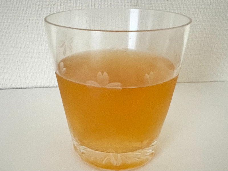 コップに注いだリセットボックスのはちみつレモネード味酵素ドリンク