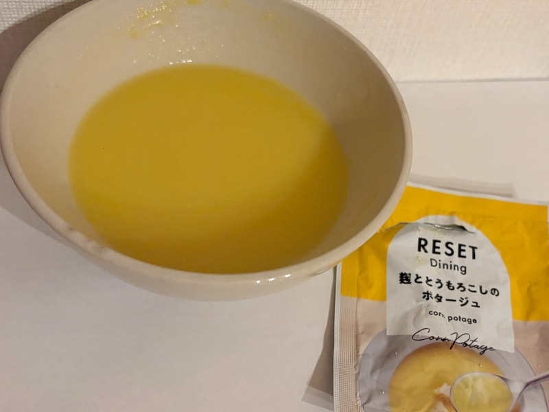 お皿に盛り付けたリセットボックスの麹ととうもろこしのポタージュ