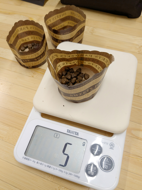 キッチンスケールでグランツキャットフードを5グラム計量している様子