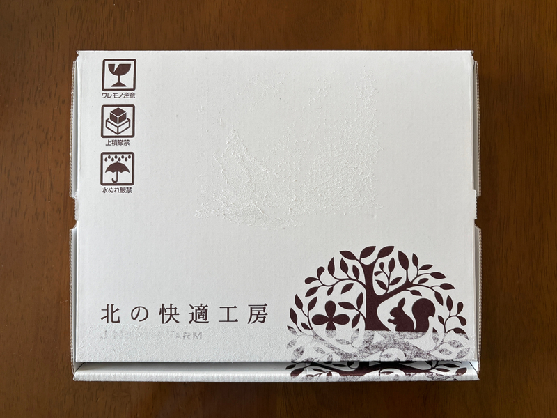 ゆうパケットでポスト投函された北の快適工房『リッドキララ』の白いロゴ入り配送箱