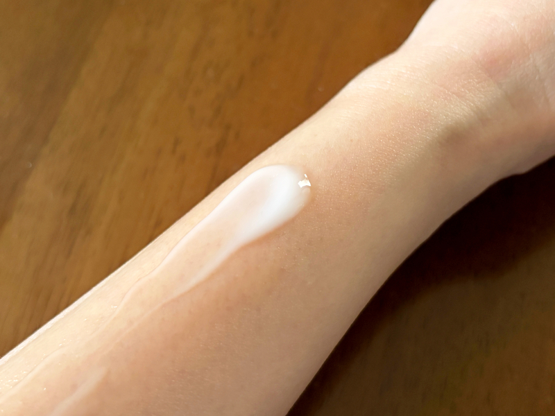 腕にジュエルレインのジェルを伸ばしたときの肌なじみと使用感