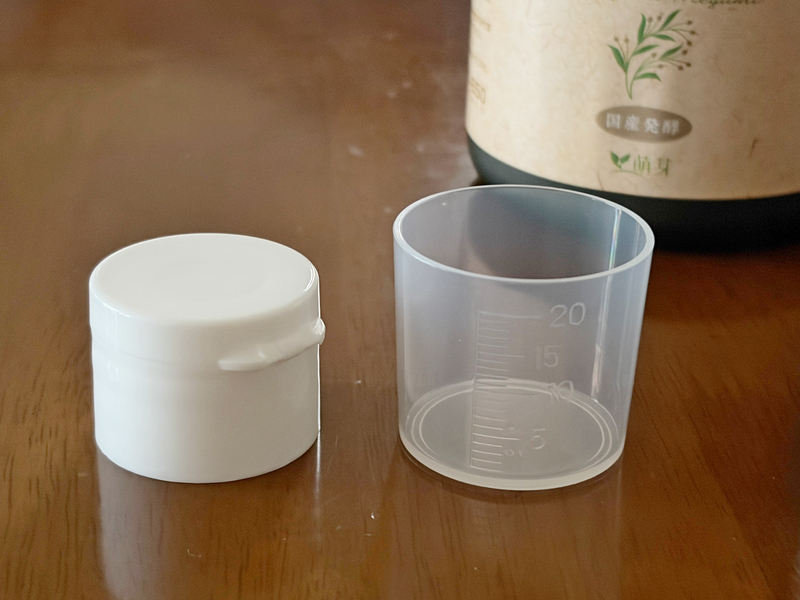 発芽の恵に付属している専用の白いキャップと透明な計量カップ