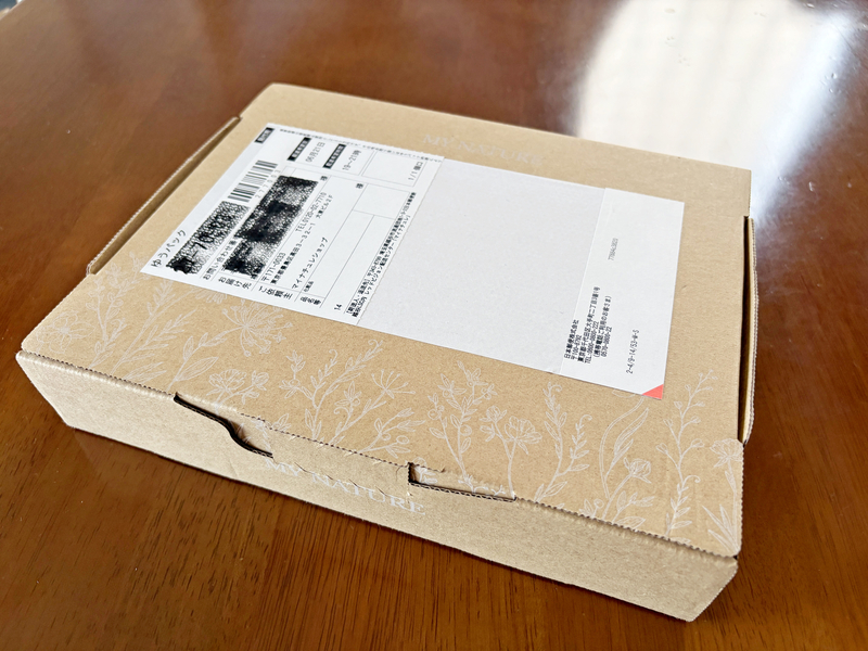 女性用育毛剤マイナチュレが届いた時の薄型でおしゃれな梱包デザインの段ボール箱"