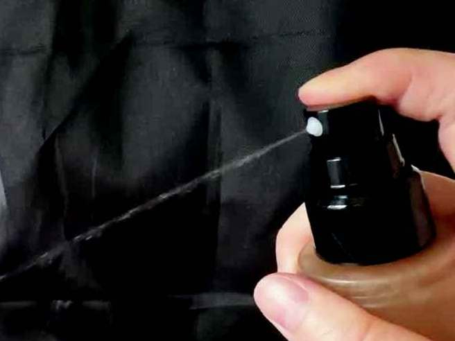 マイナチュレのスプレーから細かく勢いのあるミスト状の育毛剤が噴射されている瞬間の様子