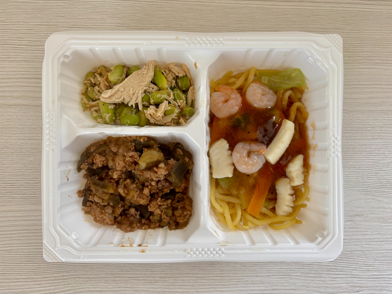 マッスルデリの海鮮あんかけ焼きそばセット。具材たっぷりのあんかけ麺と、副菜の麻婆茄子・チキン。