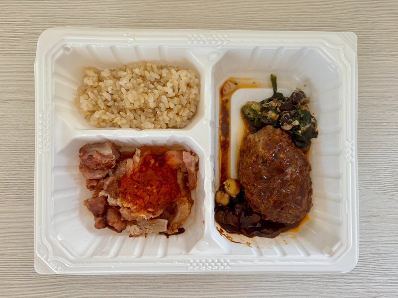 マッスルデリの肉だらけセット。ご飯、デミグラスハンバーグ、トマト味チキン。