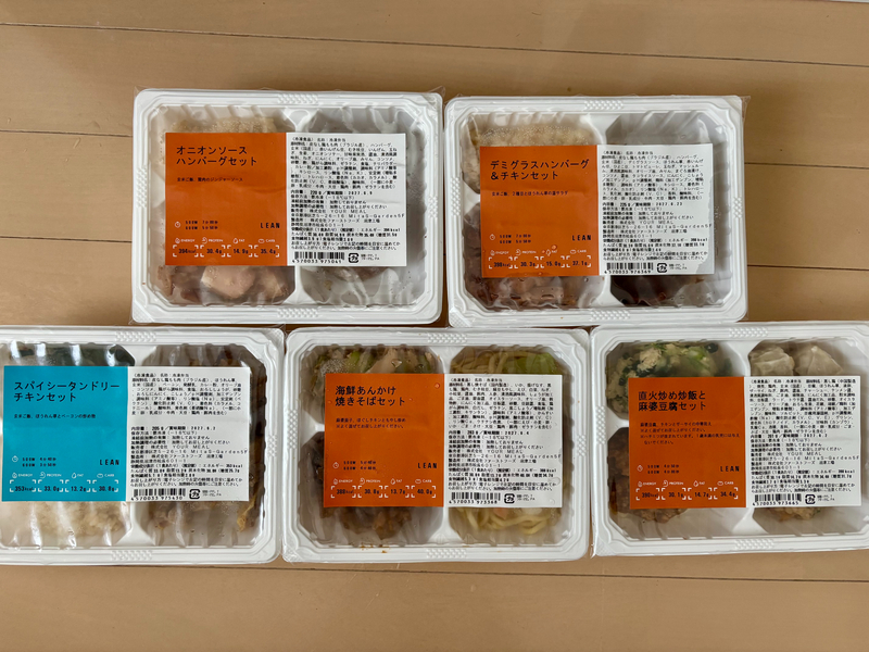 届いたマッスルデリの冷凍弁当。5食分の容器が並んでいる様子。