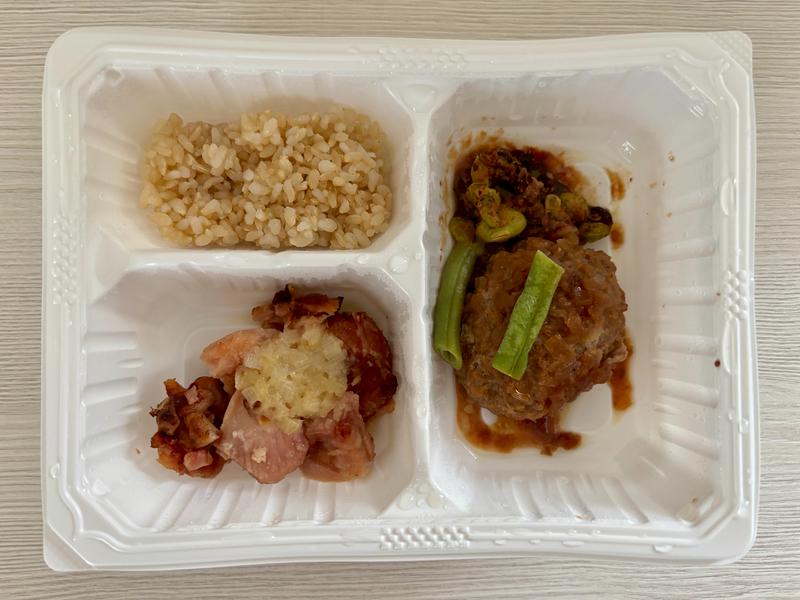 マッスルデリのオニオンソースハンバーグセット(LEAN)。容器に対して料理がコンパクトに収まっている様子。