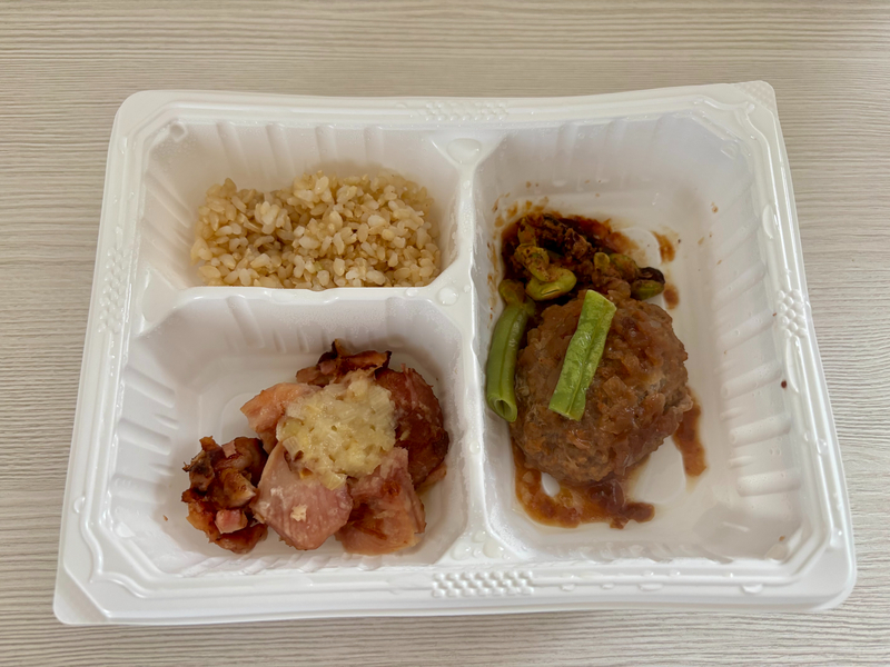 マッスルデリのオニオンソースハンバーグセット。ご飯、肉厚なハンバーグ、副菜の生姜チキンが並ぶ様子。