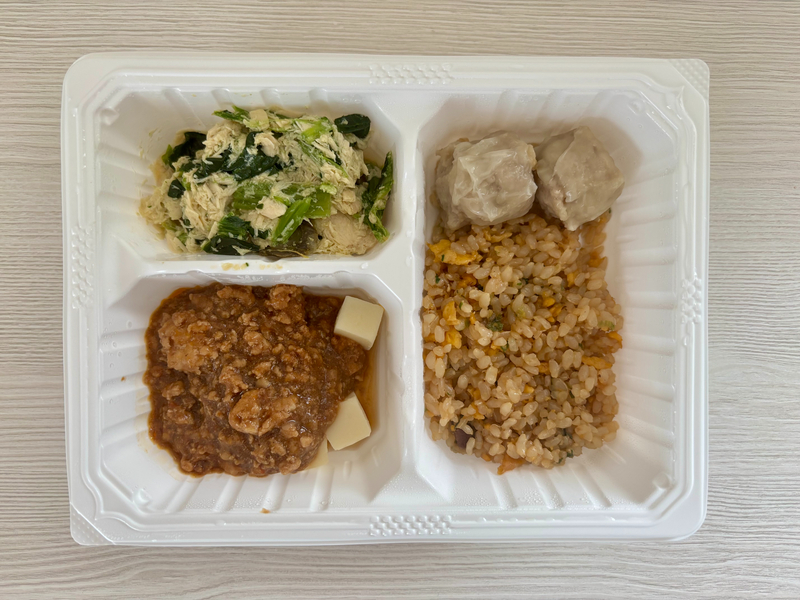 マッスルデリの中華セット。炒飯、麻婆豆腐、シュウマイ、中華和えが盛り付けられた様子。