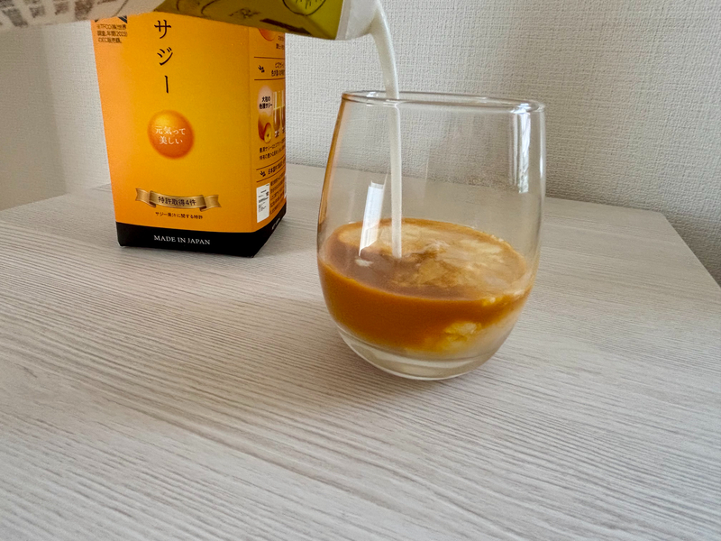 豊潤サジーの牛乳割りを作っている画像